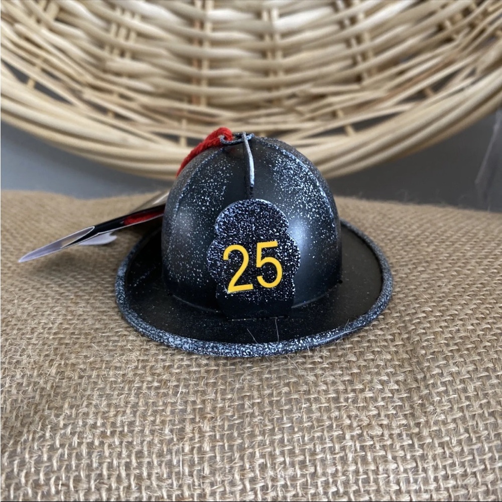 🎀 5 for $25 🎀 
Firefighter helmet Christmas ornament